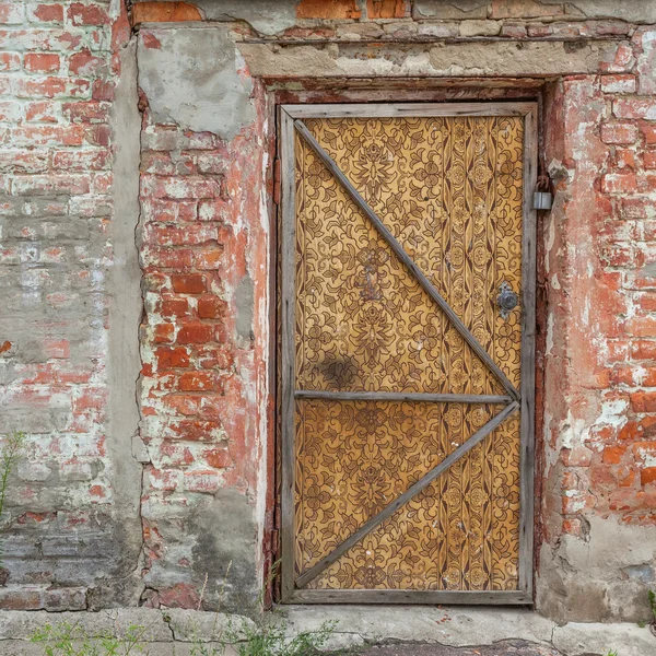 Voorzijde van een oud huis — Stockfoto