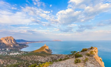 dağ ve deniz manzarası