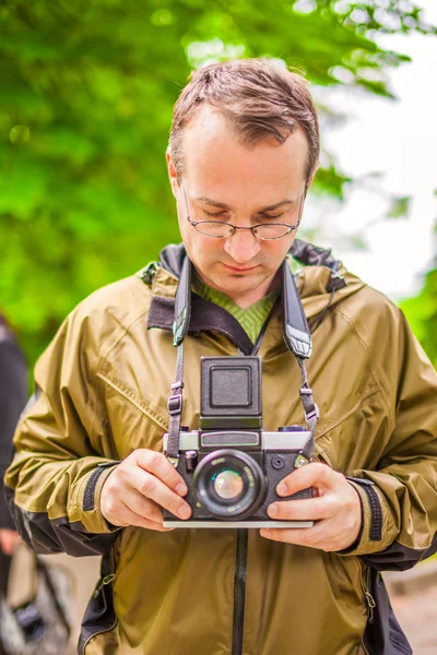 Retrato de fotógrafo masculino con cámara retro — Foto de Stock