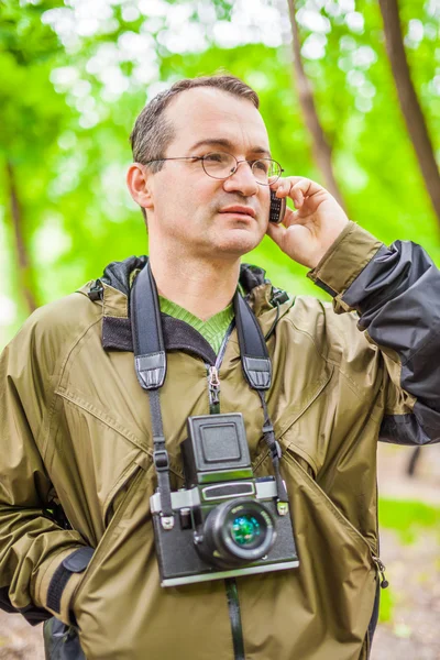 Ritratto di fotografo maschile con fotocamera retrò — Foto Stock