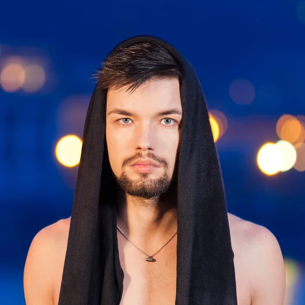 Retrato de um jovem bonito, modelo de moda. Tiro ao ar livre — Fotografia de Stock