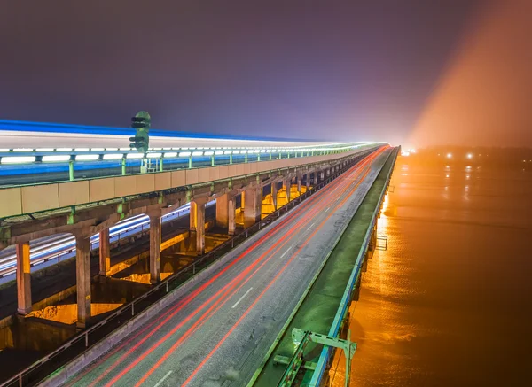 Pont de métro à Kiev dans le brouillard la nuit — Photo