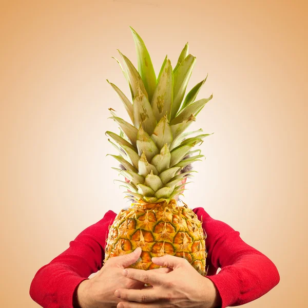 Портрет смішного чоловіка з великим ананасом — стокове фото