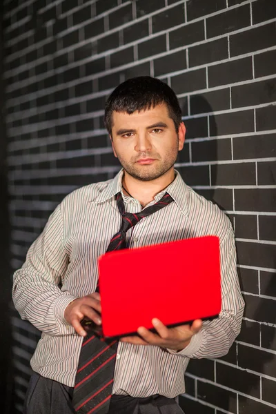 Geschäftsmann mit Laptop — Stockfoto