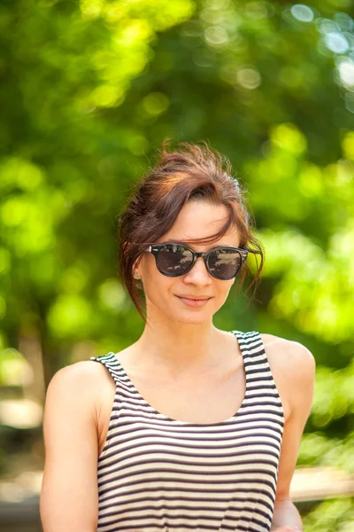 Fashion portrait of a young sexy woman wearing sunglasses with beauty bokeh — Stock Photo, Image