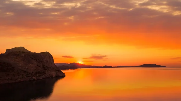 Goldener Sonnenuntergang am Meer — Stockfoto