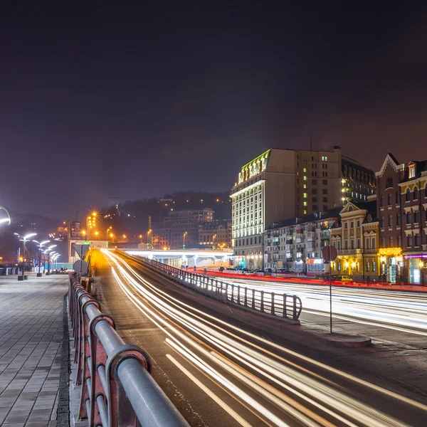 Ulica w mieście w nocy — Zdjęcie stockowe