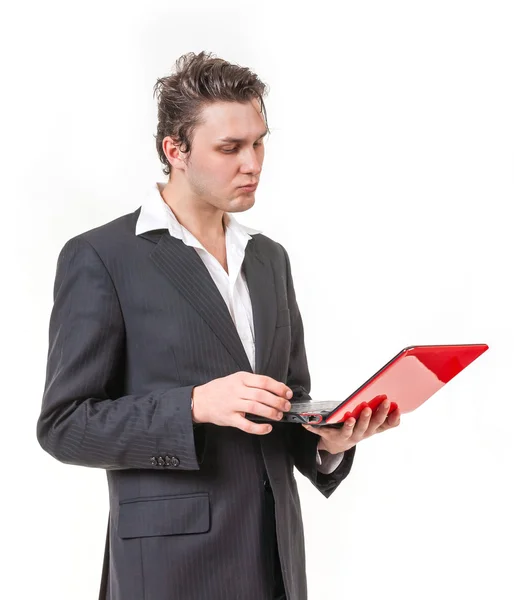 Porträt eines jungen Mannes mit Laptop in Casuals - isoliert auf Weiß — Stockfoto