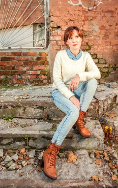 kadının eski tuğla duvar açık atış bahar günü