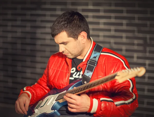 Hombre con guitarra — Foto de Stock