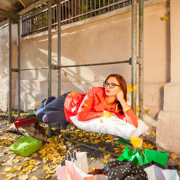 Retrato de uma bela jovem shopaholic — Fotografia de Stock