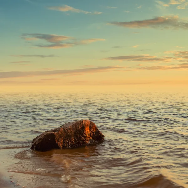 Minimalistische Meereslandschaft. Sonnenaufgang an der Küste. — Stockfoto