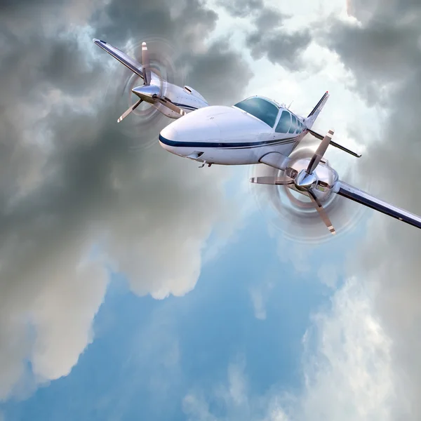 Hafif çift motorlu piston uçak uçuş — Stok fotoğraf