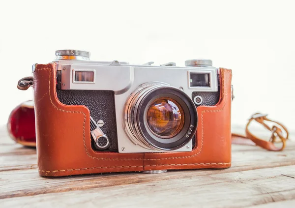 Vintage vieja cámara en mesa de madera — Foto de Stock