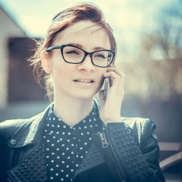 Instagram stilizzato colorato ritratto di moda vintage di una giovane donna sexy che indossa occhiali con bellezza bokeh e piccola profondità di campo — Foto Stock