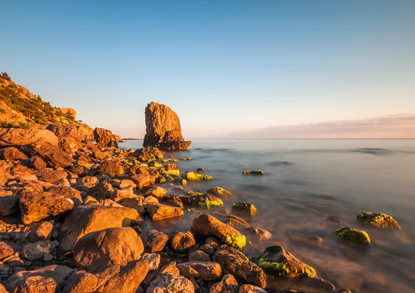 Rochers dans la mer — Photo