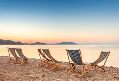 Sahildeki plaj sandalyesi.