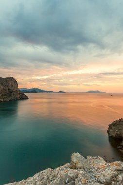 Denizin üzerinde inanılmaz bir gün doğumu