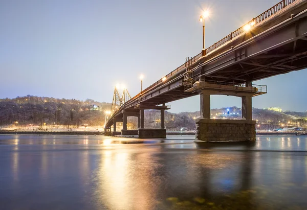 Voetgangersbrug in winter kiev. Oekraïne. — Stockfoto