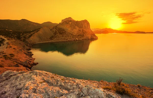 Amanecer dorado sobre el mar — Foto de Stock