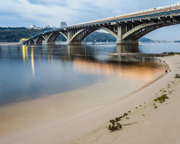 Kiev metro bridge på kvällen — Stockfoto