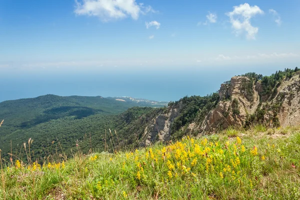 Una vista panoramica della città di Yalta dalla montagna Ai-Petri, Crimea, Ucraina — Foto Stock