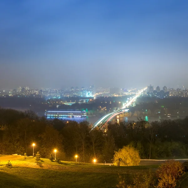 Akşam Kiev şehri. Ukrayna — Stok fotoğraf