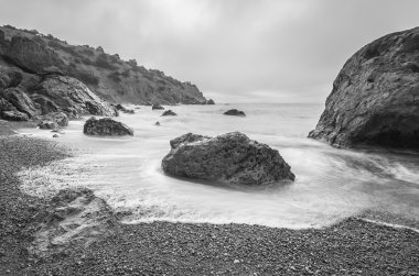 minimalist deniz manzarası. uzun pozlama Denizi ve kayalar. siyah ve beyaz.