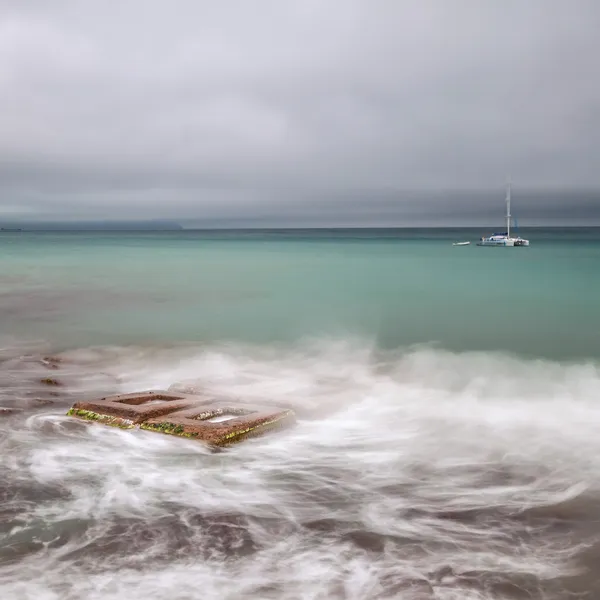 Paisaje marino minimalista. Larga exposición del mar y las rocas . — Foto de Stock