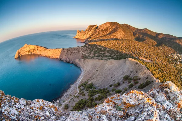 Montaña y paisaje marino a través de lente de ojo de pez — Foto de Stock