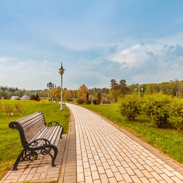 Bench in the city park — Stock Photo, Image