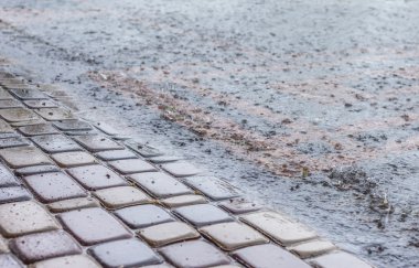 bir su birikintisi ve avenue üzerinde düşen yağmur