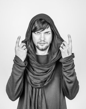 Zarif genç yakışıklı adam. Stüdyo moda portresi.