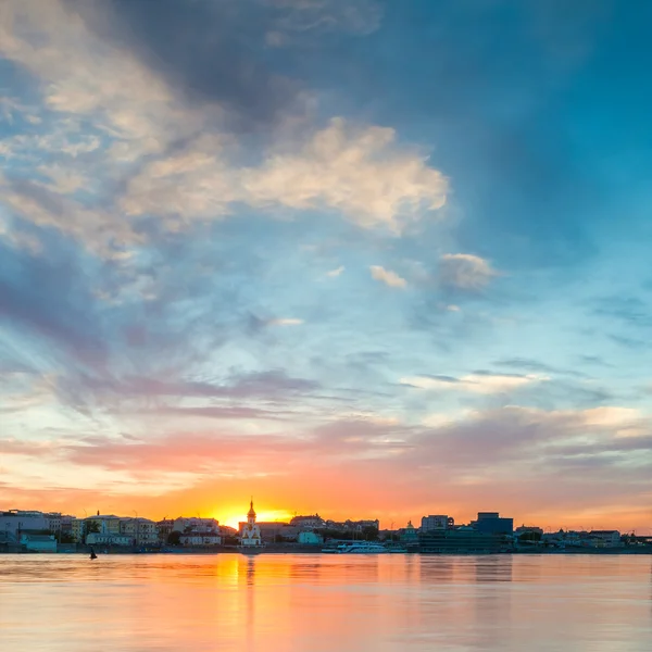 Nehir ile cityscape akşam. Ukrayna. Kiev. — Stok fotoğraf