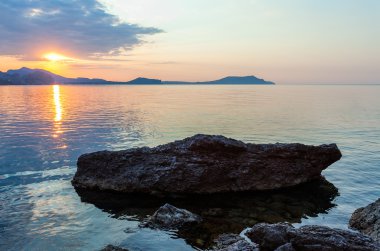 minimalist deniz manzarası. kıyı gündoğumu.