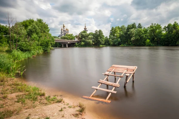 Paisaje minimalista con iglesia y puente —  Fotos de Stock