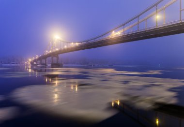 Kış Kiev yaya köprüsü. Ukrayna