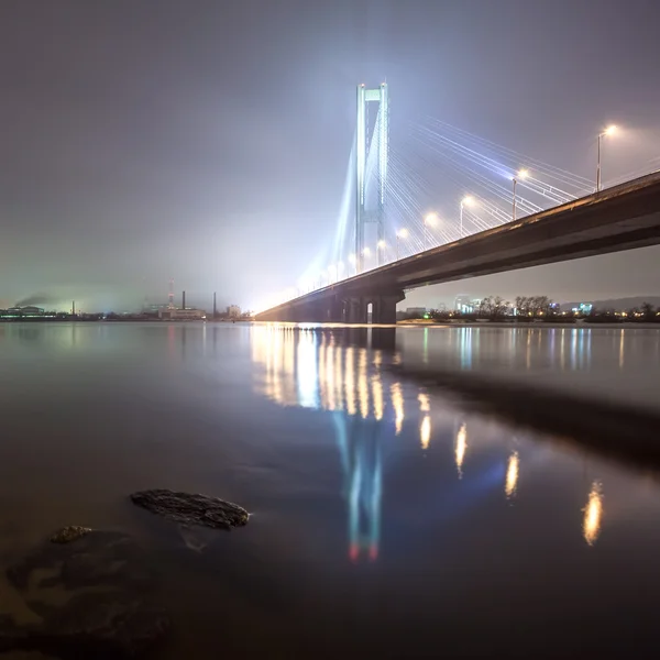 Puente sur en invierno. Ucrania. Kiev . — Foto de Stock