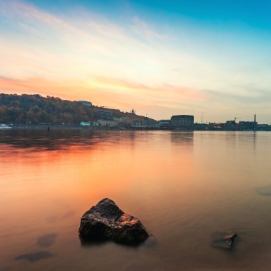nehir ile cityscape akşam. Ukrayna. Kiev.