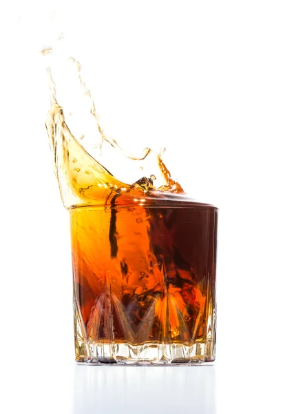 Glas met whisky splash op witte achtergrond — Stockfoto