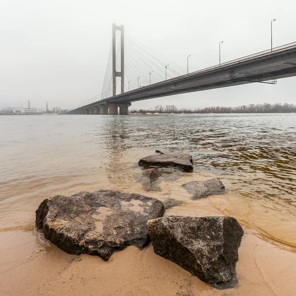 Südbrücke im Nebel. Ukrainisch. Kiew. — Stockfoto