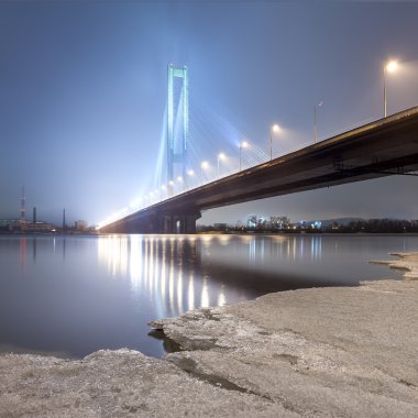 Kışın Güney Köprüsü. Ukrayna. Kiev.