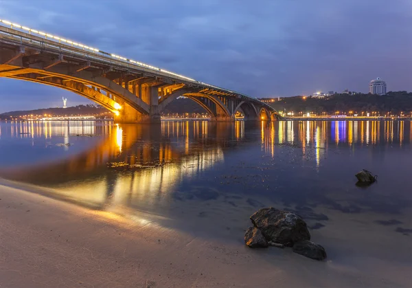 Akşam Kiev metro Köprüsü. Ukrayna — Stok fotoğraf