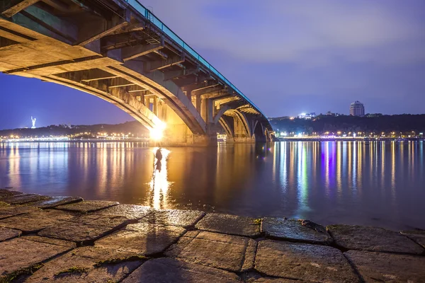 Kiev metro bro på kvällen. Ukraina — Stockfoto