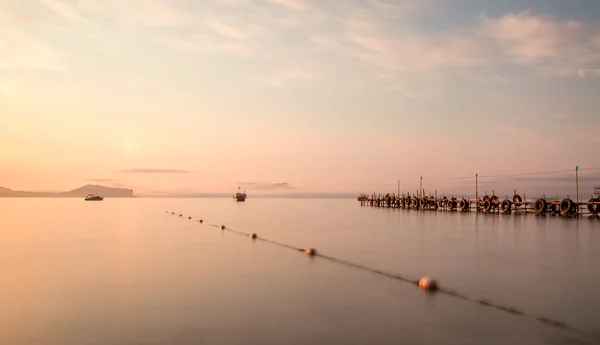 Paisaje marino minimalista. Amanecer costero. Ucrania. Crimea . — Foto de Stock