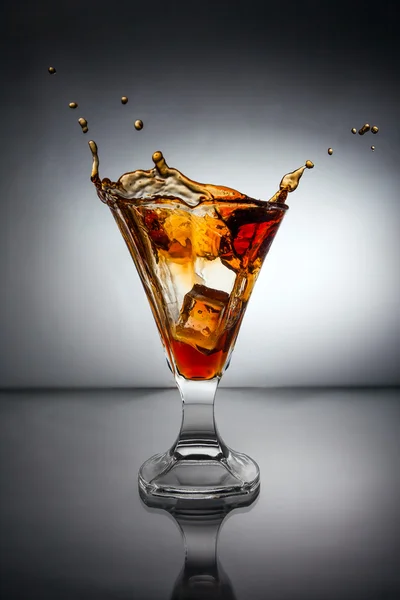 与威士忌飞溅的玻璃 — 图库照片