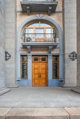 Tahta kapılı eski bir ev.