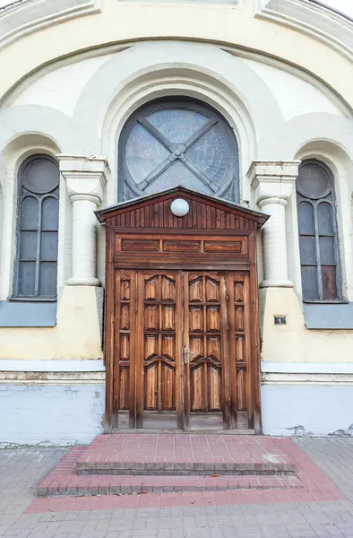 Antigua casa con puerta de madera —  Fotos de Stock