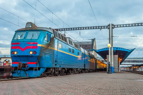 The train at the railway station in evening — Stock Photo, Image