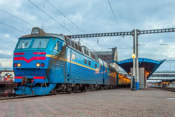 Akşam tren istasyonunda treni — Stok fotoğraf